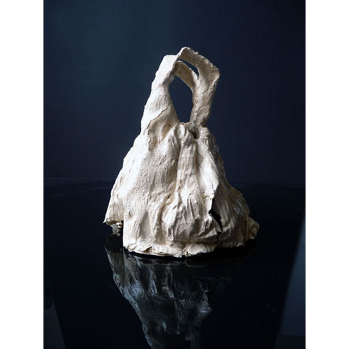 sculpture en terre cuite avec reflet (das l'eau) robe blanche